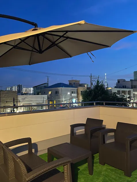 Convenient airport access, new building, can accommodate 8-12 people, free parking available - Image 1