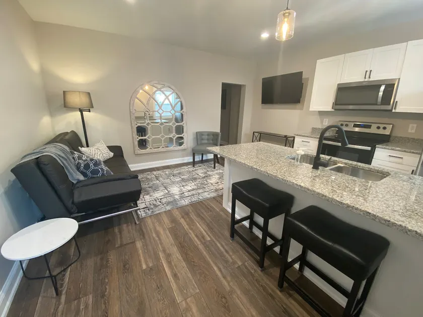 Midtown King 1BR Suite at 913 REAR w1 parking spot - Image 1