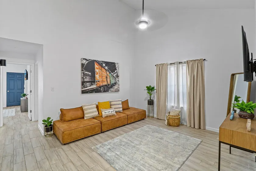 Lovely home with spacious patio in El Paso. - Image 1