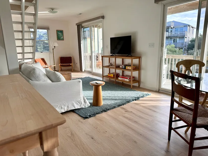 Private Dock, Pet Friendly, 5 Min Walk to Beach! - Image 1
