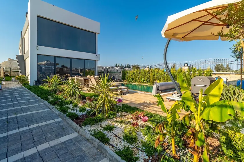 Detached villa with pool in Aksu - Image 1