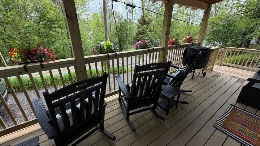Lake view Serenity: A Cozy Escape - Image 1