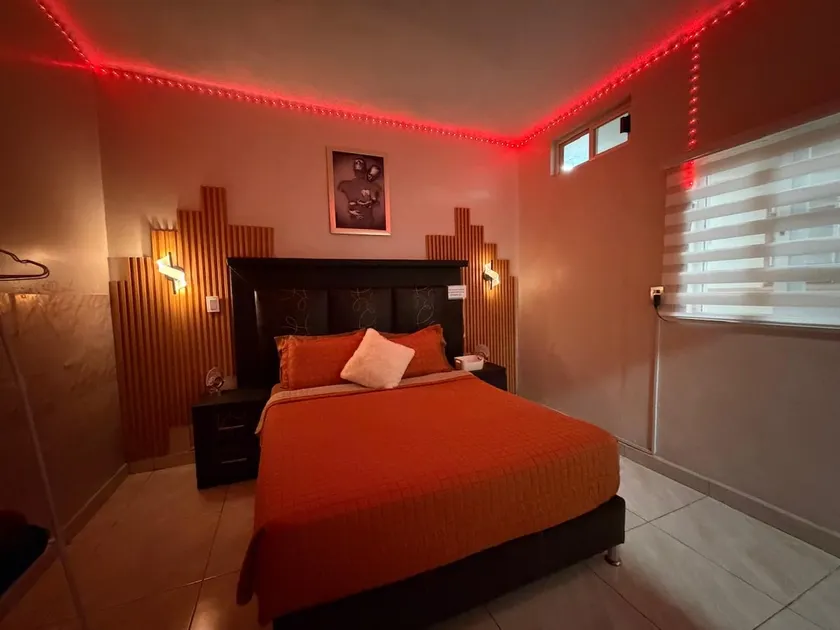 5 min from the Airport | Fast WiFi and Queen bed - Image 1