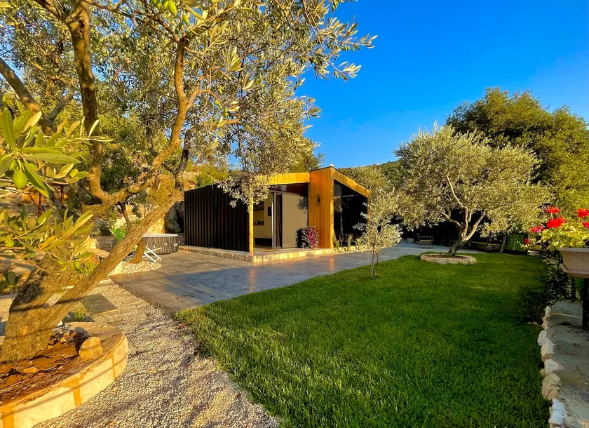 Mit Warde Cabin - Image 1