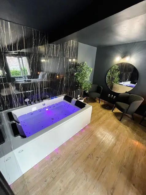 City Bubbles: Jacuzzi, Center, Free Parking - Image 1