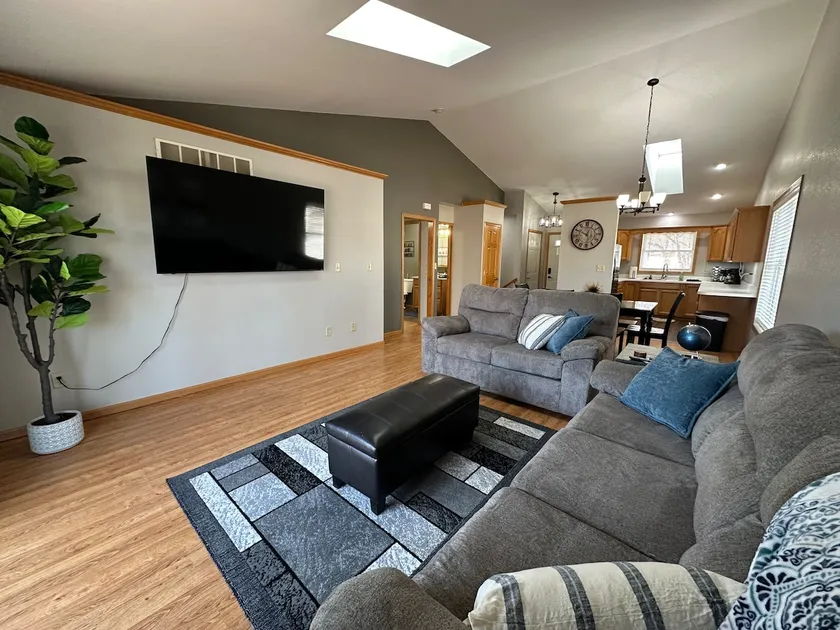 Entire spacious home in quiet neighborhood - Image 1