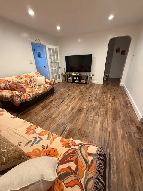 Cozy home in Farmingdale - Image 1