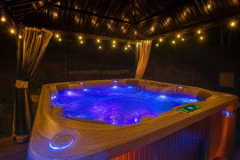 8-Person HotTub*EV Charger*Free Platinum Pool Pass - Image 1