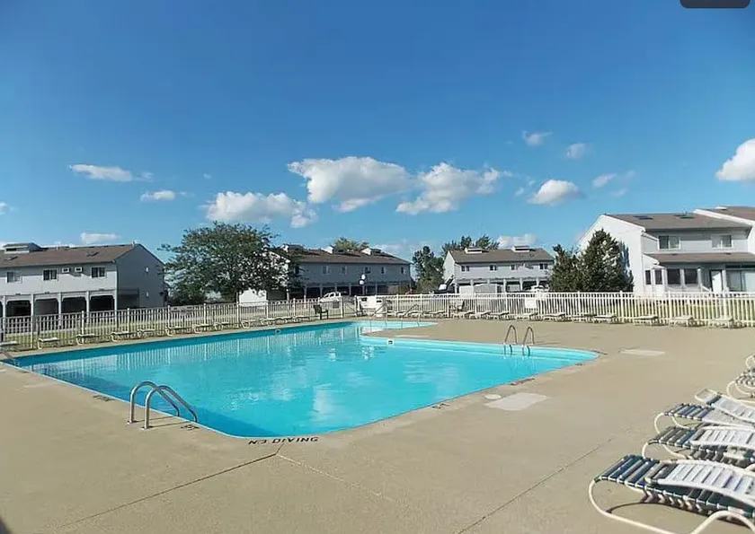The Sunbird: Vibrant Lake Erie Condo - Image 1