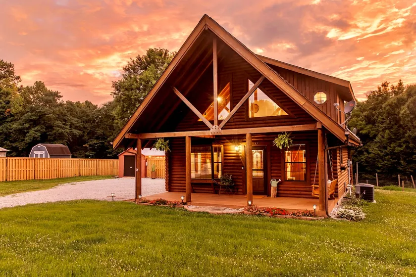 Sip on bourbon in the hot tub! +hiking & game shed - Image 1