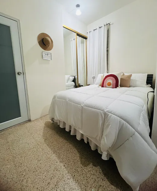 The white door apartment - Image 1
