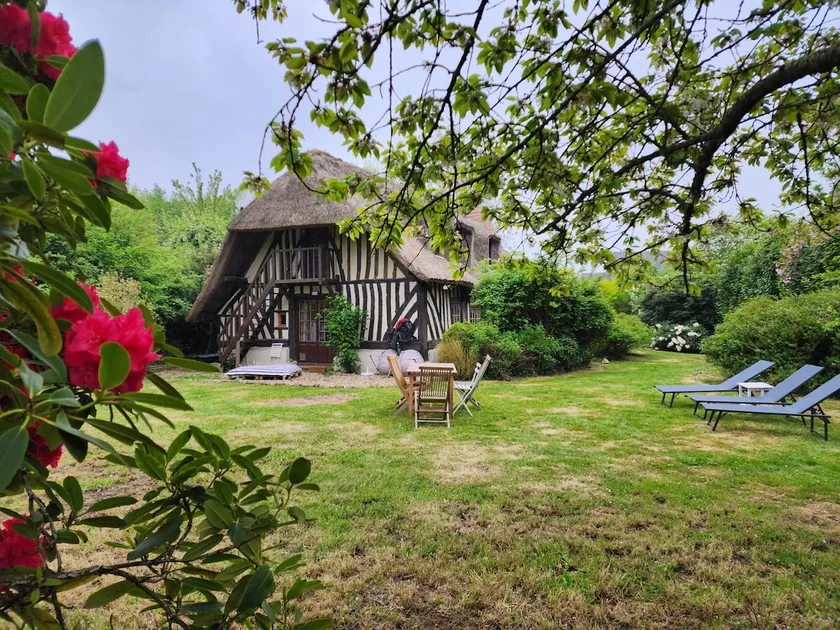 Renovated and comfortable cottage, flower-filled garden - Image 1