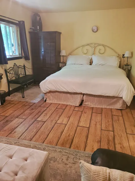 Entire Guesthouse - Forest Retreat, Starlink WiFi - Image 1