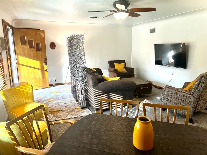 Retro & Nerdy Oasis - Private 2Bed 1Bath w Kitchen - Image 1