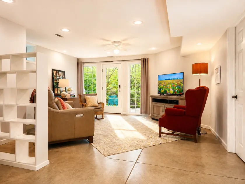 Redbud Valley Garden Suite Near Katy Trail - Image 1