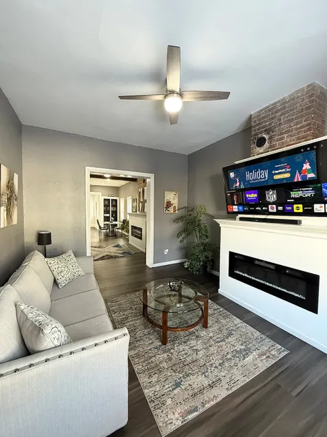 Modern Downtown stay | King Bed+Free Parking - Image 1