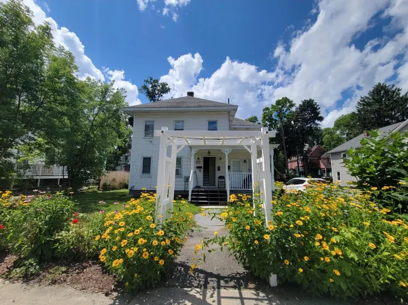 Spacious 2 bedroom downtown very nice area! - Image 1