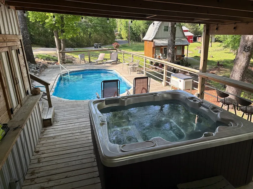 Lakefront w/Hot-Tub, Pool, Fishing Dock & Porch - Image 1
