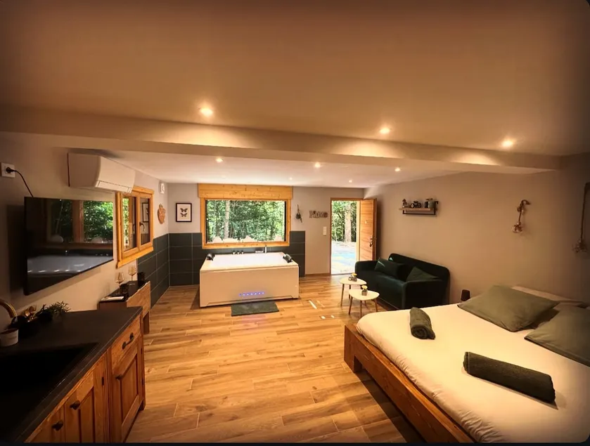 Romantic forest suite with Jacuzzi - Image 1