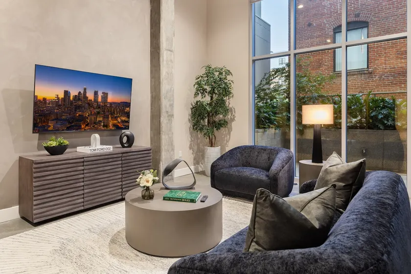 Modern Concrete Loft in Downtown Los Angeles - Image 1