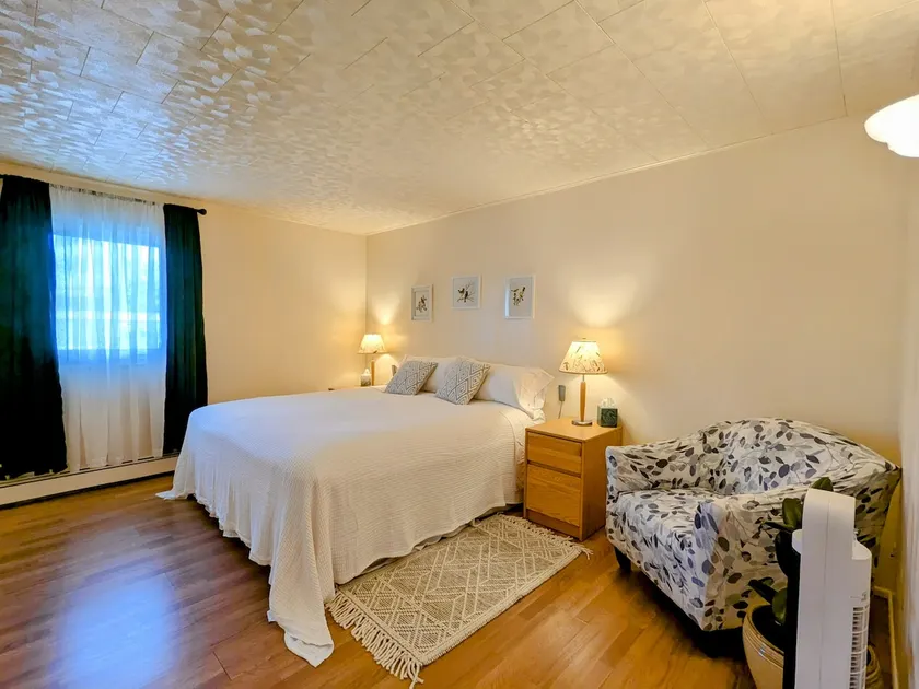 Centrally located in town! Work friendly. - Image 1