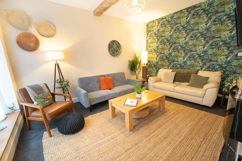 The Mews - Worcester City - House - Gated - Self Check In - Free WIFI - 2 Doubles - TVs in bedrooms - Sleeps 5 - Free weekend Parking - Image 1