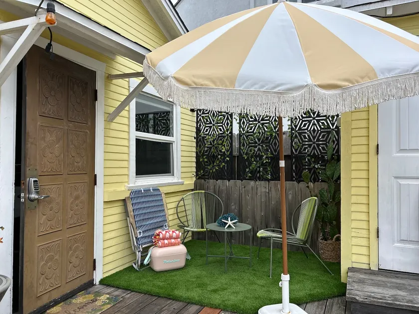 Beach Cabin Guesthouse with Patio Deck - Image 1