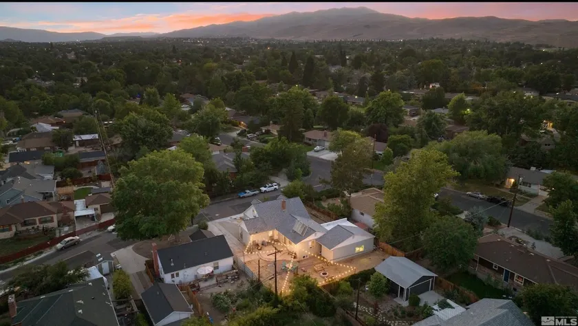 Spacious 6BR, 5BA House Near UNR & Downtown Reno - Image 1