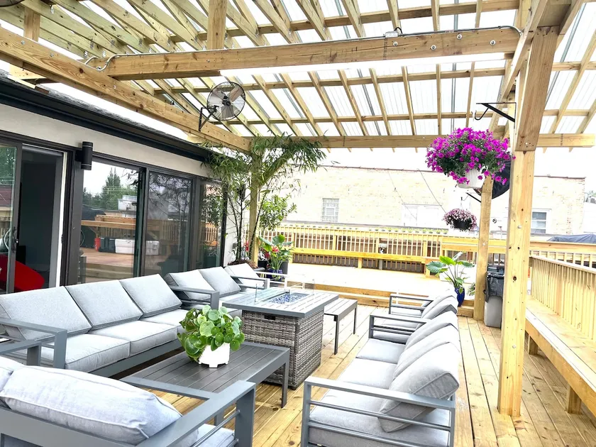 Exquisite Chicago Modern Rooftop, Sleeps 9 - Image 1