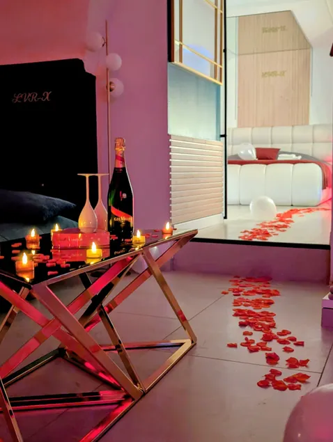 Air-conditioned Love Room • Hot Tub & Secret Room - Image 1