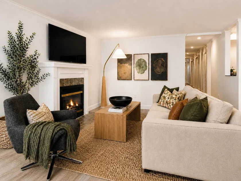Water View, Chefs Kitchen, Fire pit & Fenced Yard - Image 1