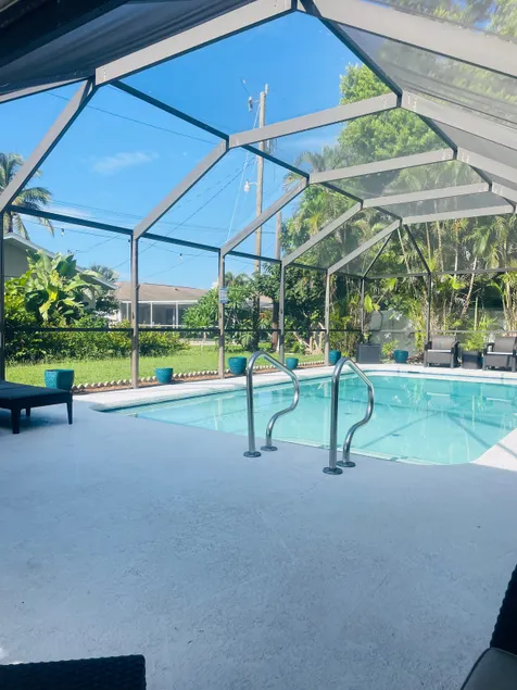 Relaxing place with pool - Image 1