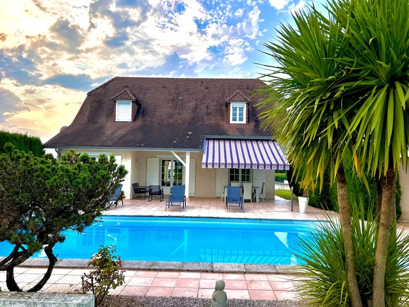 140 m2 Béarnaise house with views of the Pyrenees - Image 1