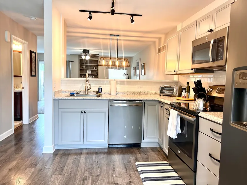 Luxury Townhome w/free parking - Image 1