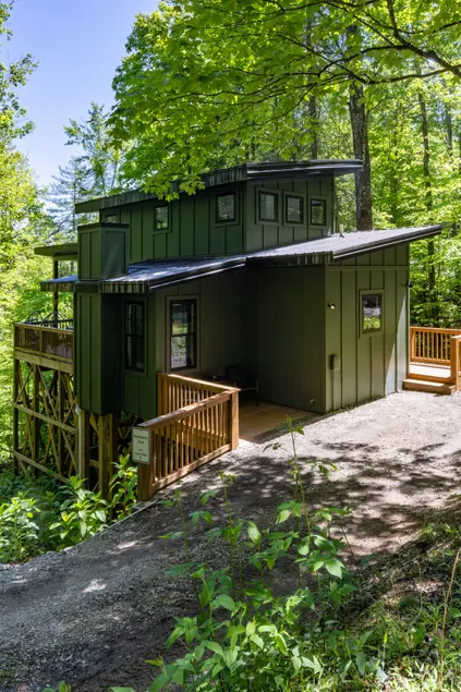 Huckleberry Shed •Pet Friendly • Hot Tub • Retreat - Image 1