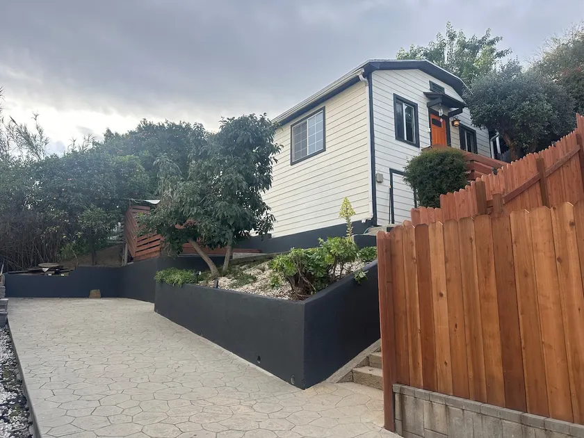 LA hideaway with outdoor space and parking! - Image 1