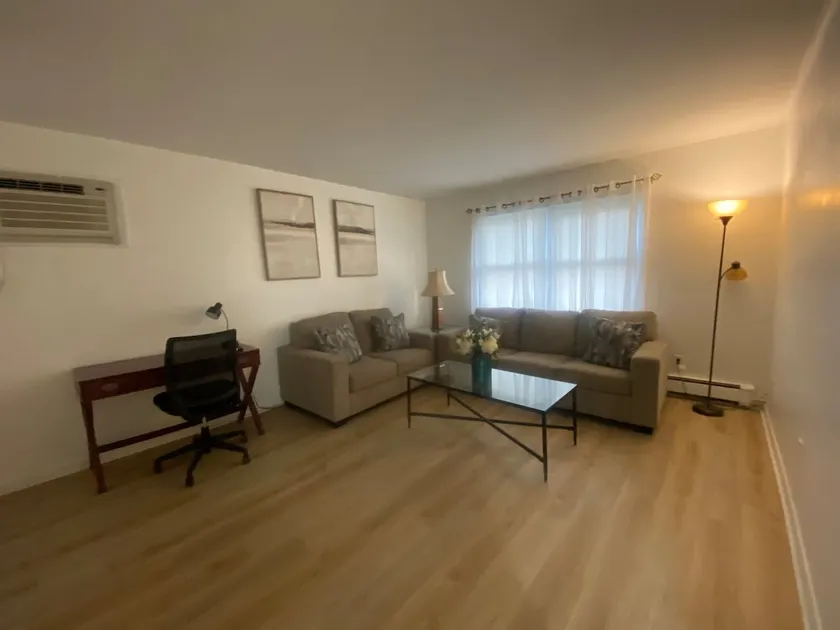 Affordable Stay Near Airport & MetLife Stadium - Image 1