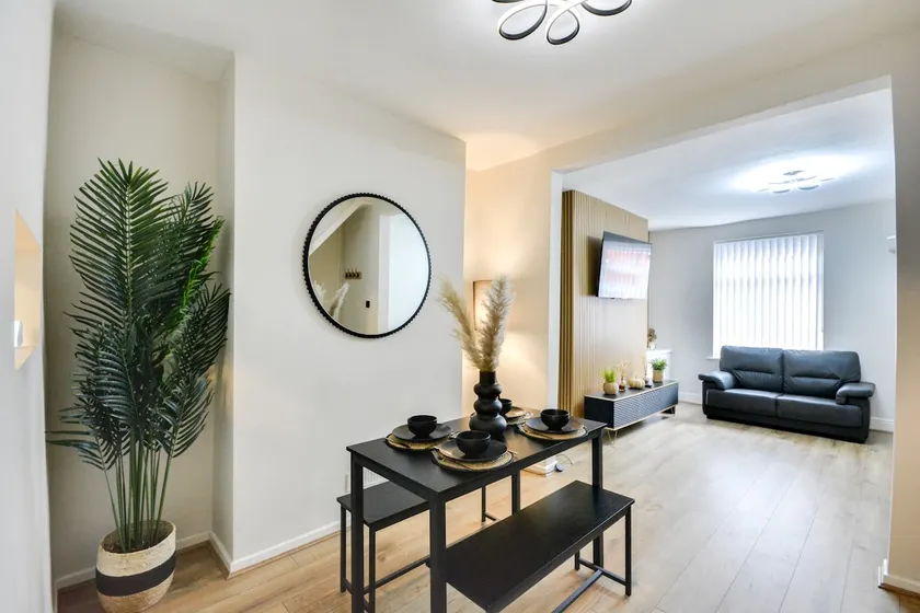 Ripon By Serene Stays Stylish Liverpool Home Sleeps 5 with Free Parking Fast WiFi and Close to Stadiums - Image 1