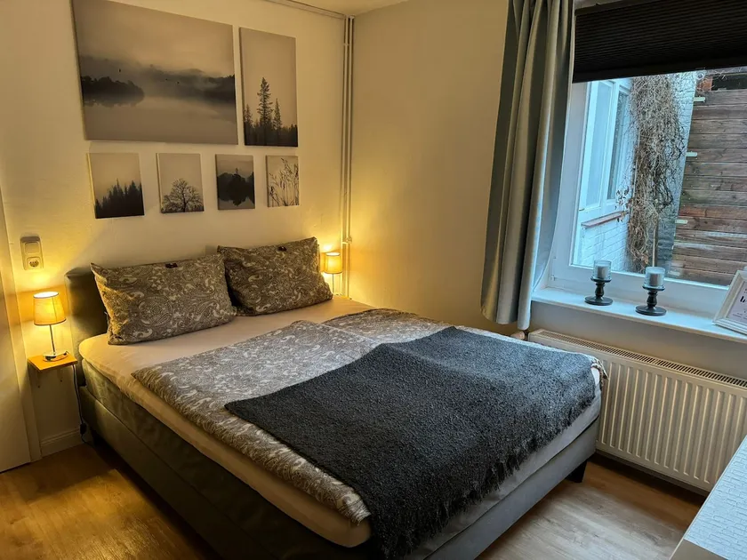 Central apartment (1 room, 28 m²) - Image 1