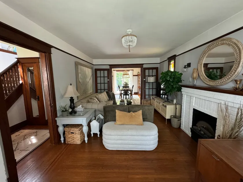 Cozy haven on Tuxedo Ave South - Image 1