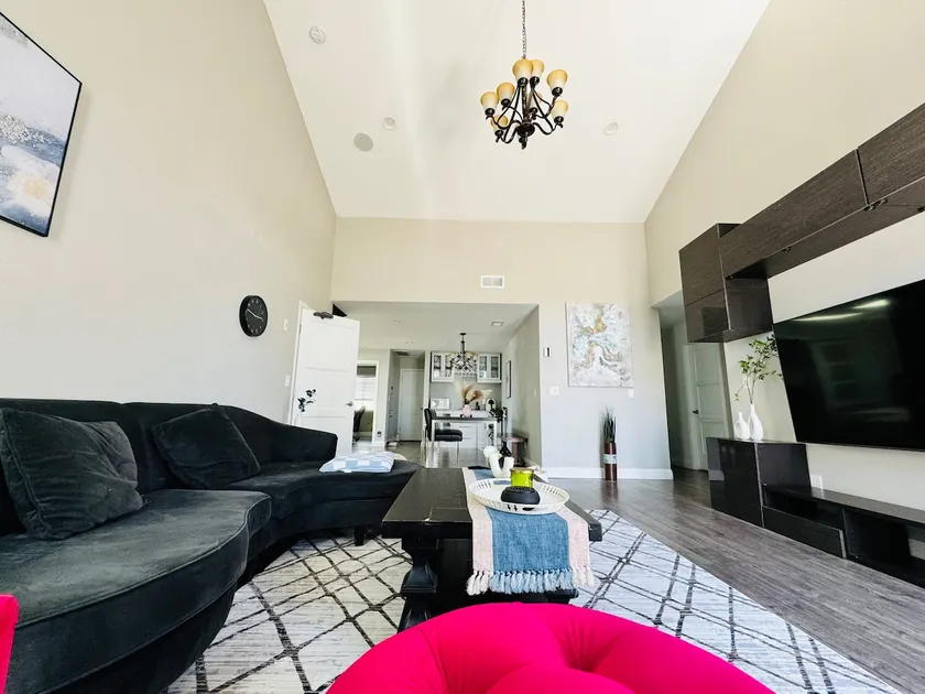 5B/3b House High Ceiling w/ Office&Baby Loft Room - Image 1