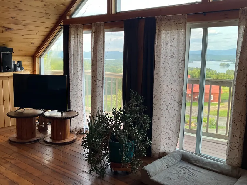 Beautiful Lakeview home in Errol - Image 1