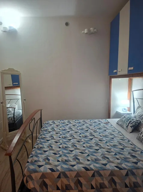 Spacious and charming studio apartment - Image 1