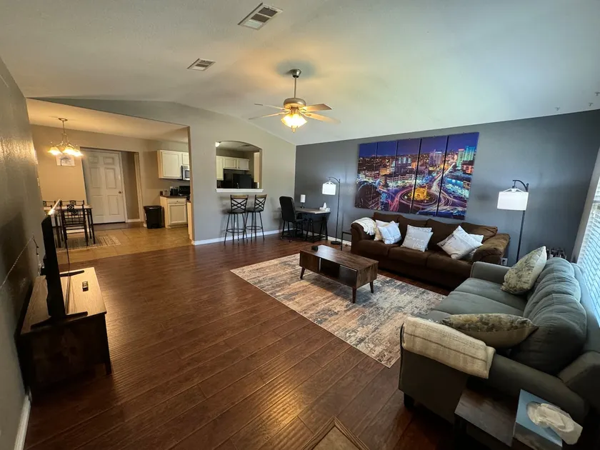 Urban Bliss. Spacious. 3 br/2 ba. Fenced backyard. - Image 1