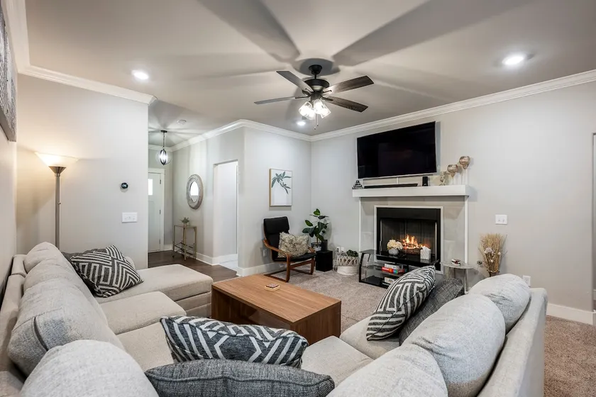 Modern 4BR King Home Nr U of A - Image 1