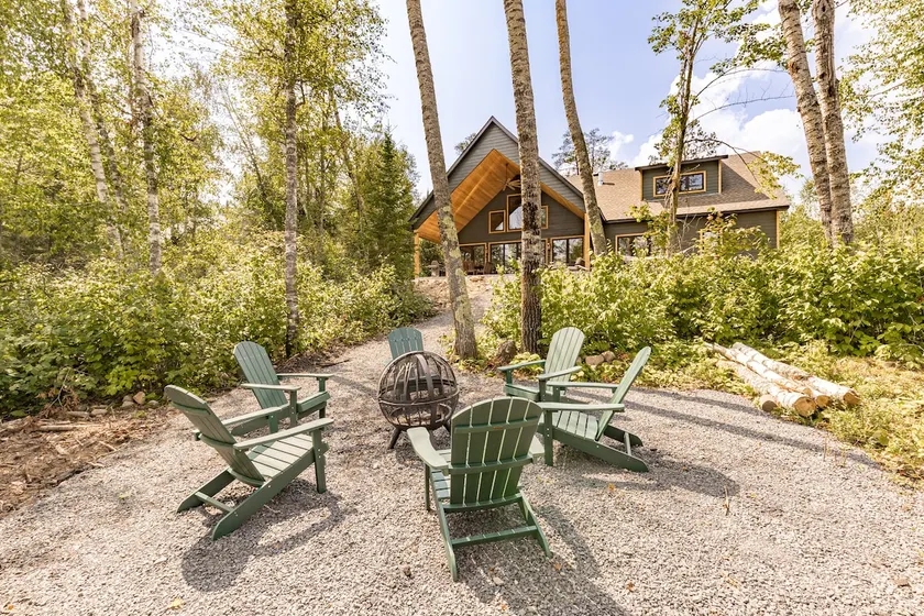 Aurora Lakeside Retreat - Image 1