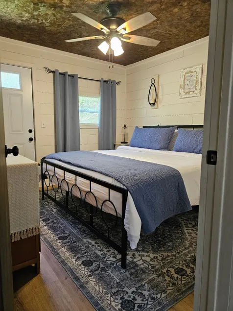 Table Rock Lake Cabin • Fall Getaway Near Branson - Image 1
