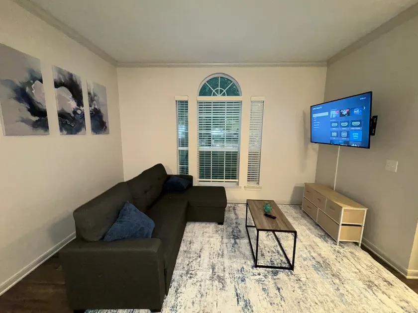 LuxeWoodlands Villa: Cozy Stay - Image 1