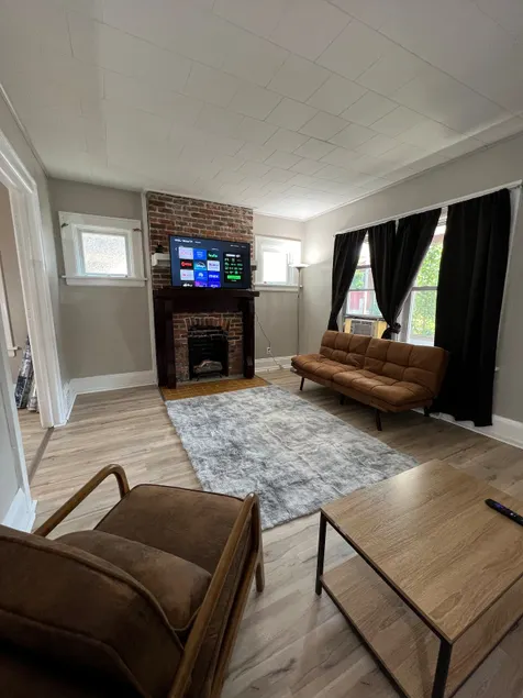 Cozy Brick 2BR- 10 Min to beach - Image 1