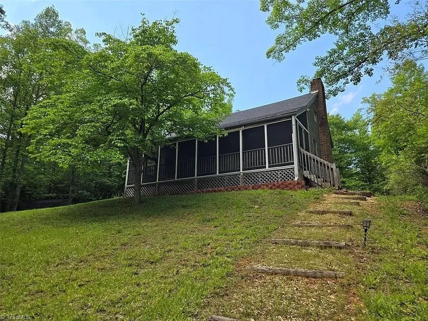 Charming Lake Cottage - Image 1